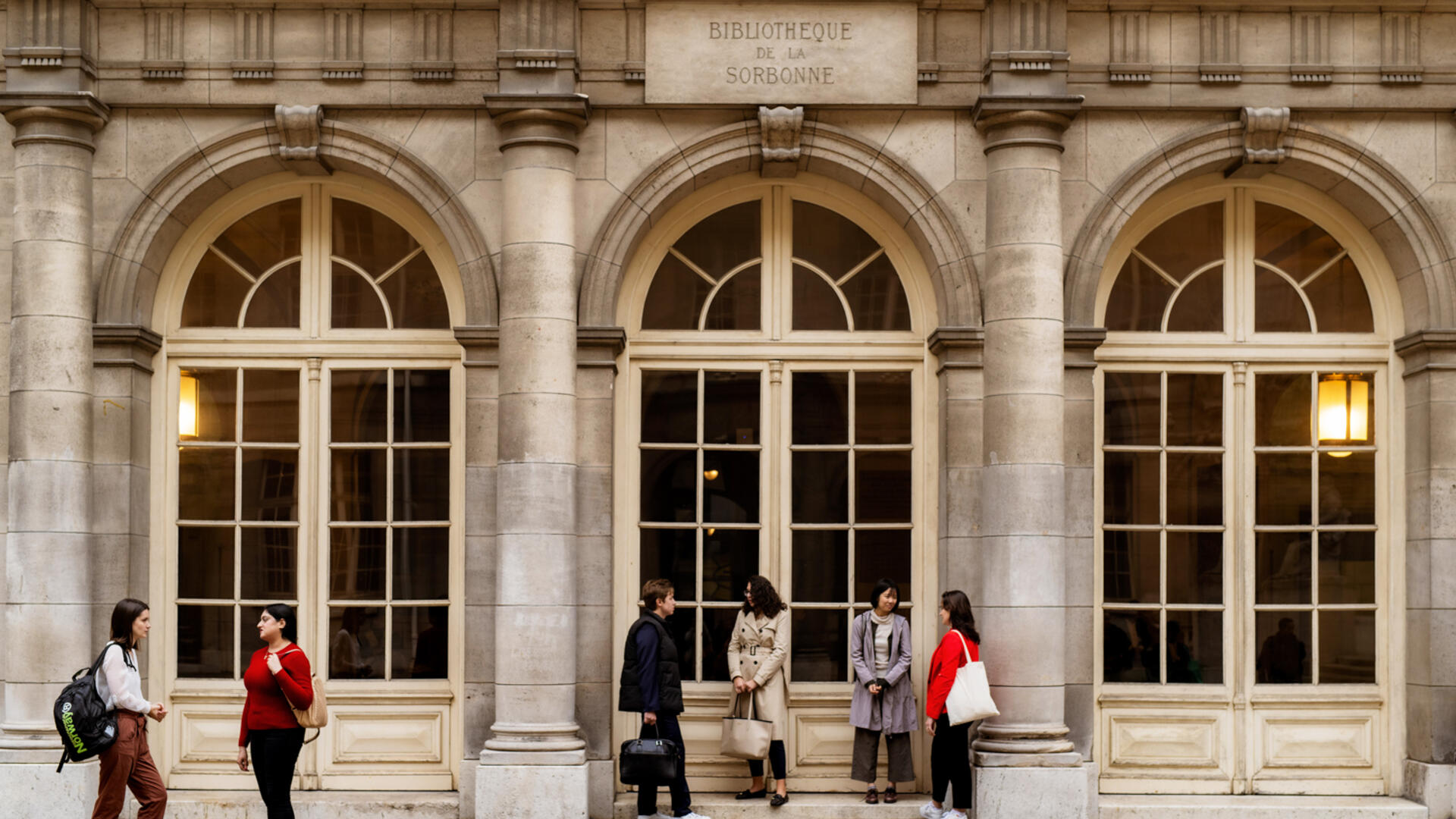 LUCIOLE-CampusFrance - RS-AureliaBlanc étudiants devant la bibliothéque