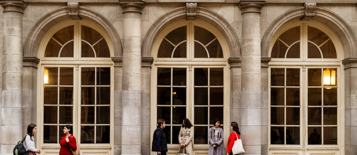 étudiants devant la bibliothéque